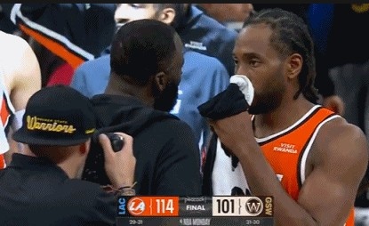 星空体育官网下载-场下是朋友！赛后小卡&amp;加兰分别与追梦拥抱聊天 小卡还与库里交谈